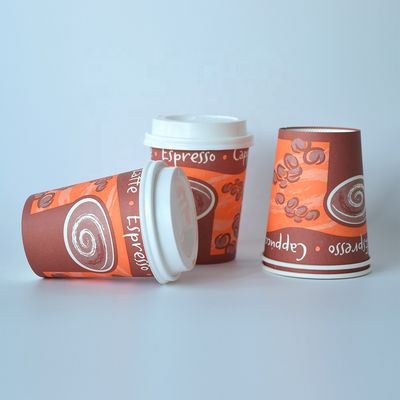 Une tasse de papier à usage unique de 8,5 oz, 230 ml, revêtement sans plastique, biodégradable.