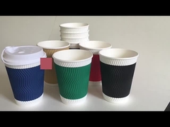 Une tasse de papier peint en ondulation de 12 oz.